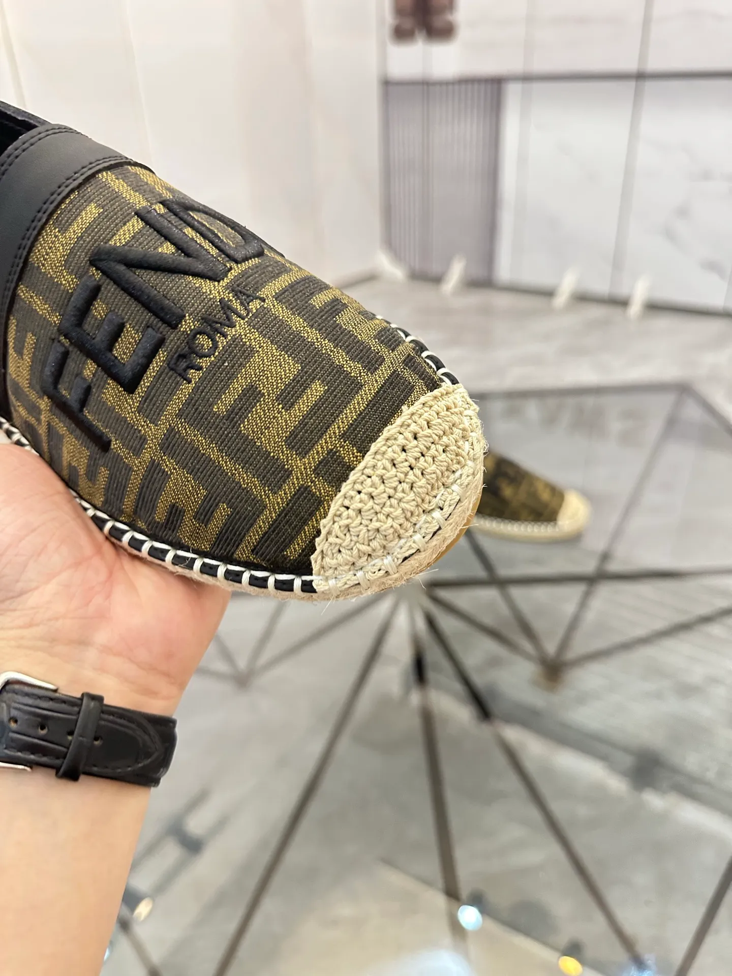 Selling men's shoes 💰: 💰P420¥ Product trademark: Fendi* "Fendi*" low-top fisherman's shoes Regular size: 38-44 (can be customized to 37.45) Product materials: upper imported cowhide stitched with original fabric, sheepskin lining, original outsole. Number: 1023